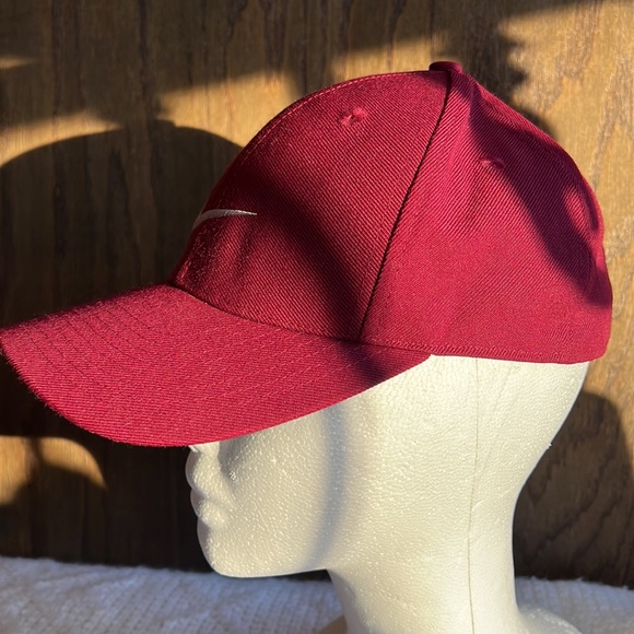 Nike burgundy embroidered cap - Picture 4 of 8